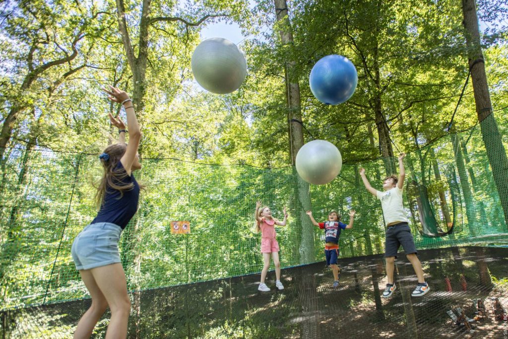 Les animations et jeux pour enfants (trampofilet : trampoline dans les arbres) au Château des Essarts en Vendée Bocage