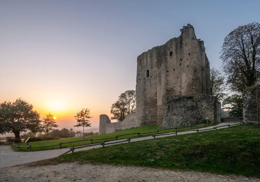 Le Château de Pouzauges (Petite Cité de Caractère) au coucher de soleil en été en Vendée