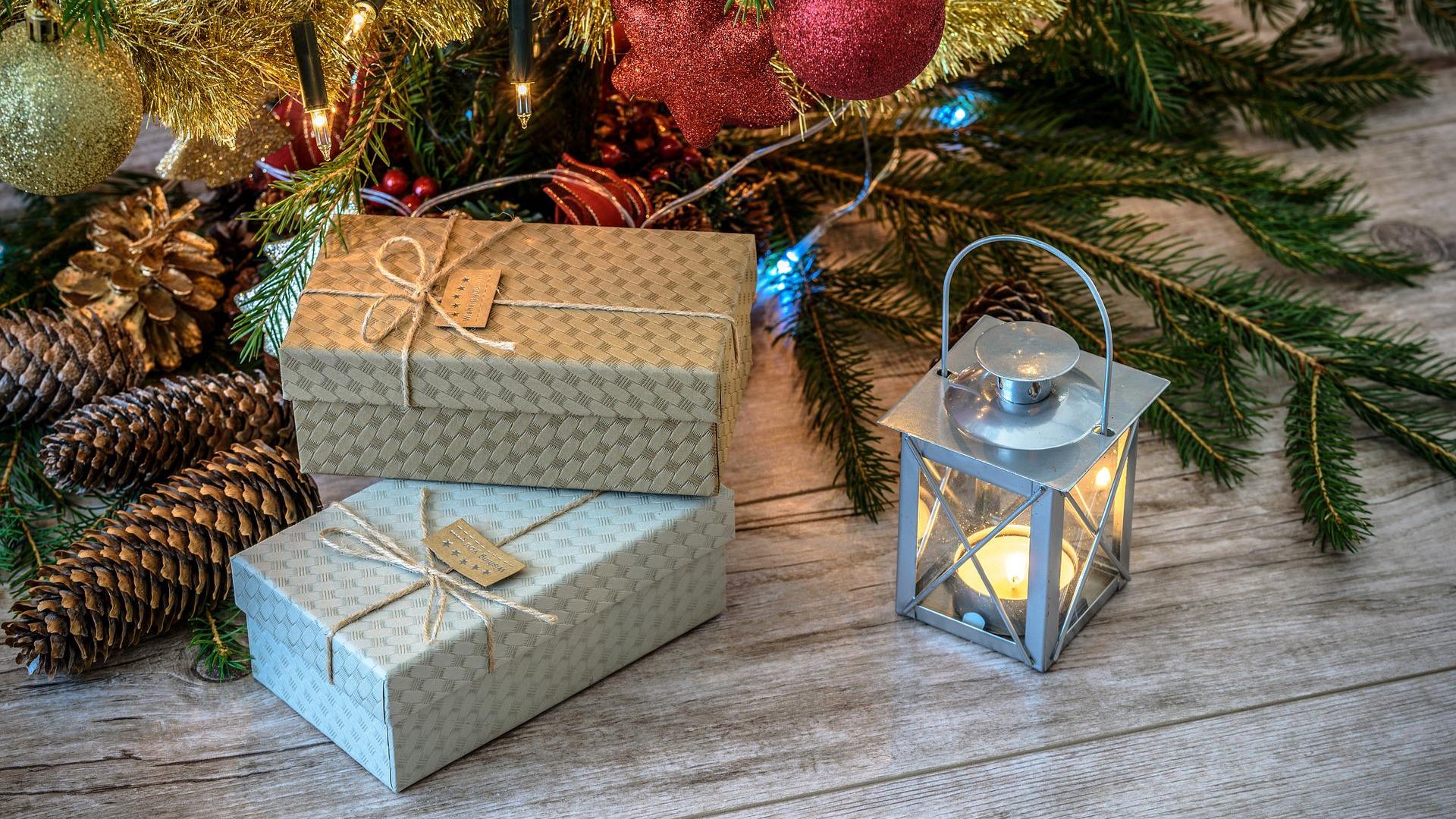 Cadeaux De Nouvel An Et De Noël Sous Un Arbre. Notion De Vacances D'hiver.