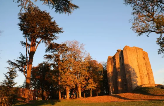 Le Château de Pouzauges (Petite Cité de Caractère) au coucher de soleil à l'automne en Vendée